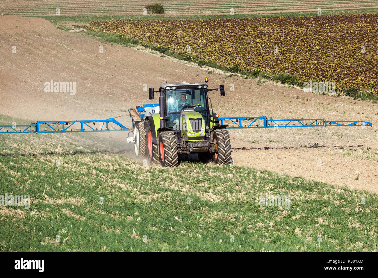 Tracteur Claas Pulvérisation De Cultures, République Tchèque Farmer Banque D'Images