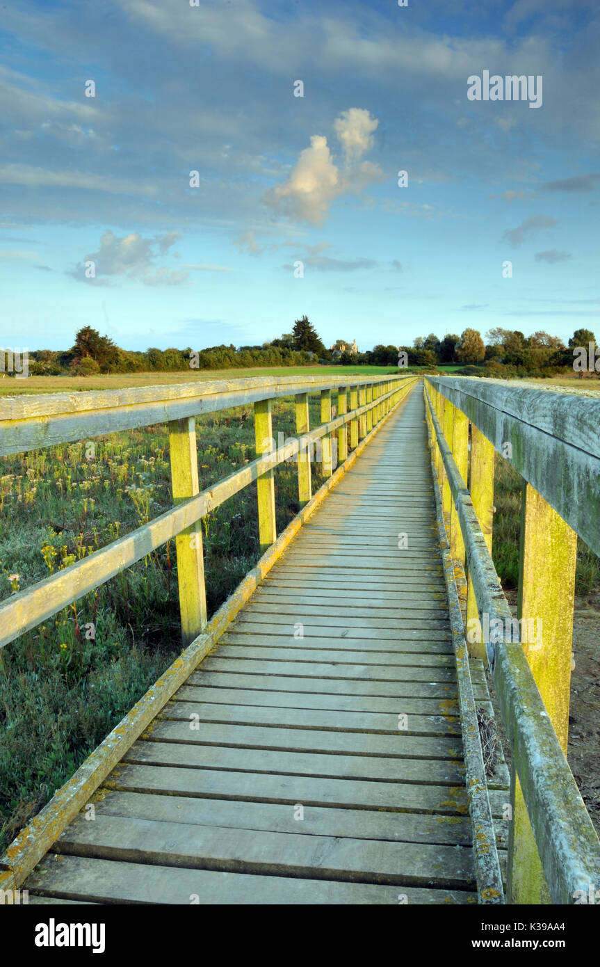 Les passerelles et les vieux hangar à Newtown creek sites national trust, île de Wight avec rubriques et l'estuaire de marée pour l'ornithologie, hamstead creek Banque D'Images