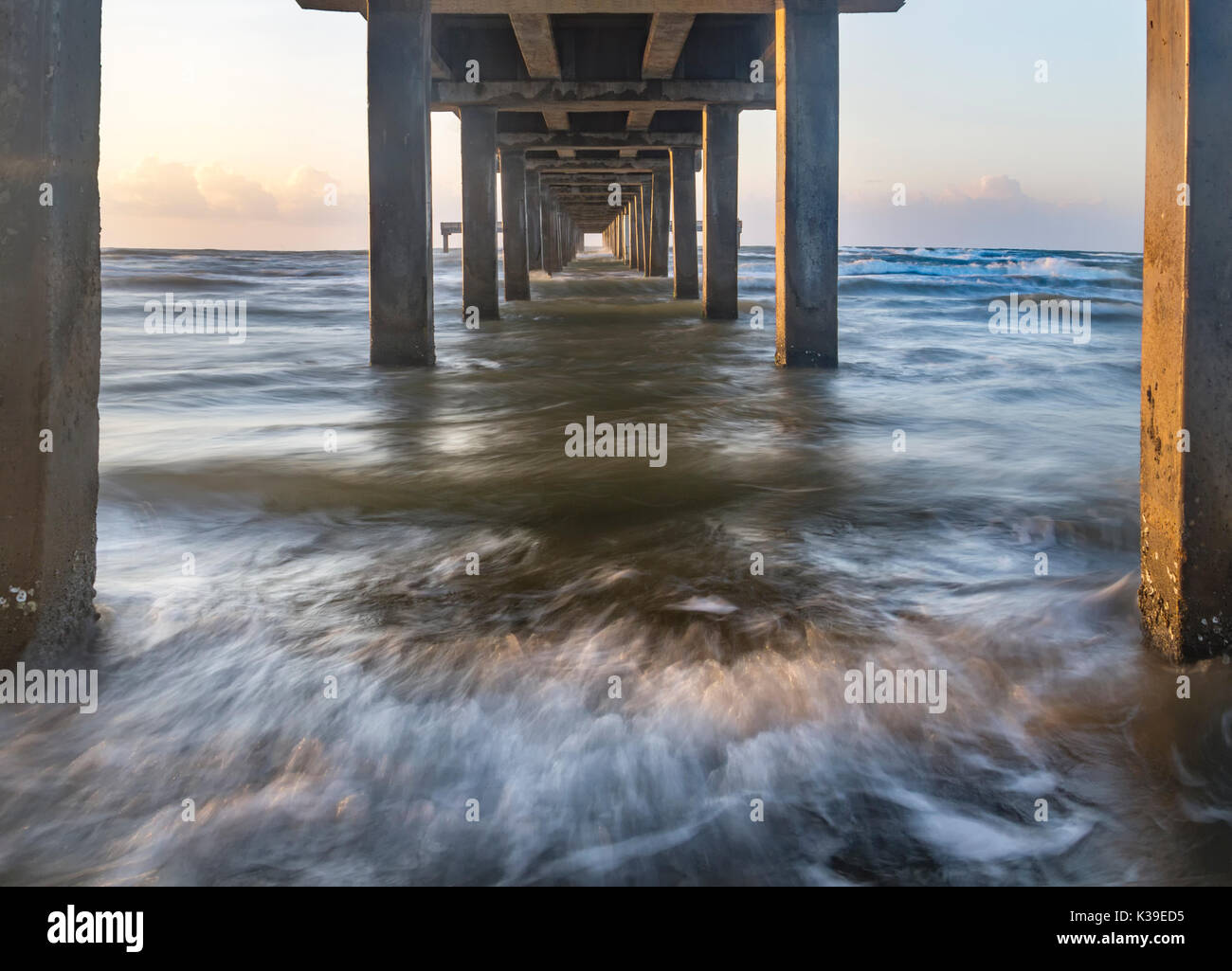 Lever du soleil image de la vue sous l'ocean pier le long du golfe du Mexique à Port Aransas Texas Banque D'Images