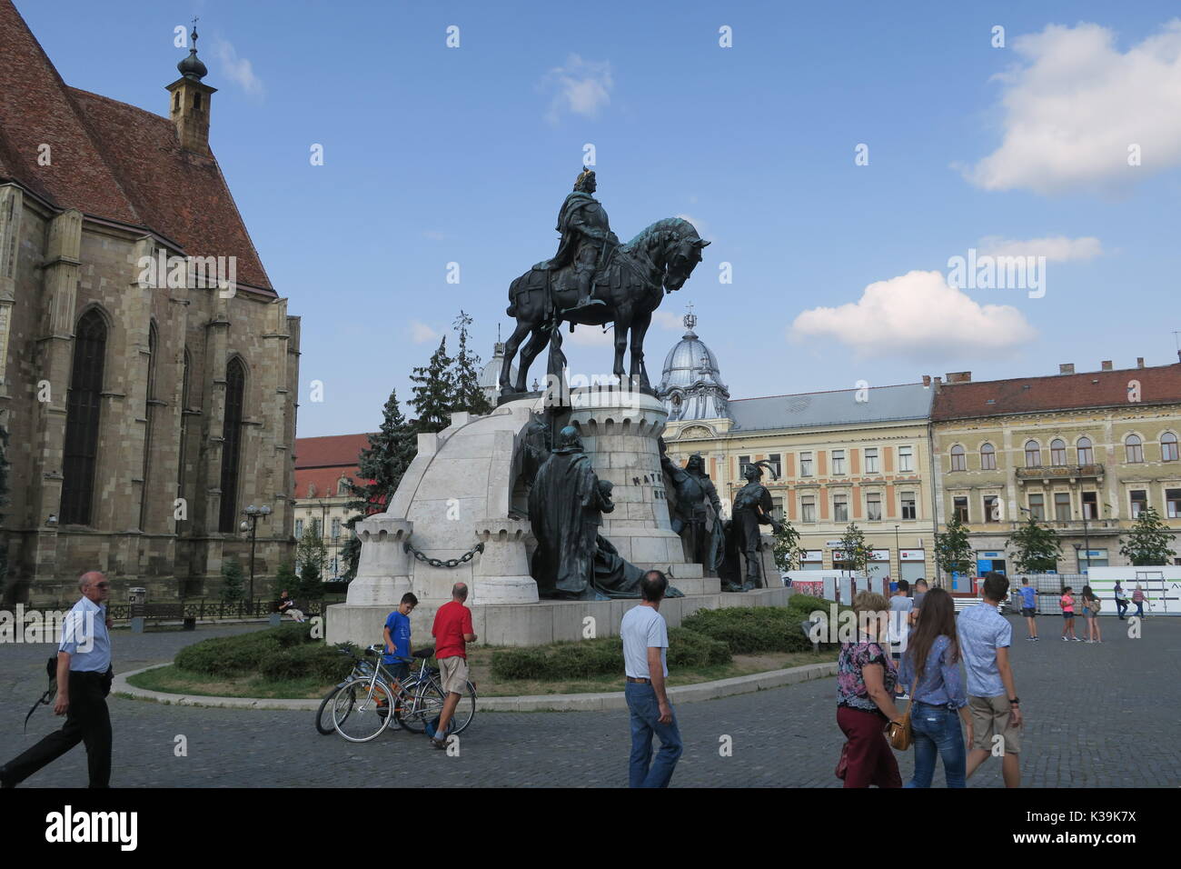 Matthias Corvin, roi de Hongrie et de Croatie. belle statue sur une place principale de CLUJ-NAPOCA, Roumanie. église de saint Michel en arrière-plan. Banque D'Images