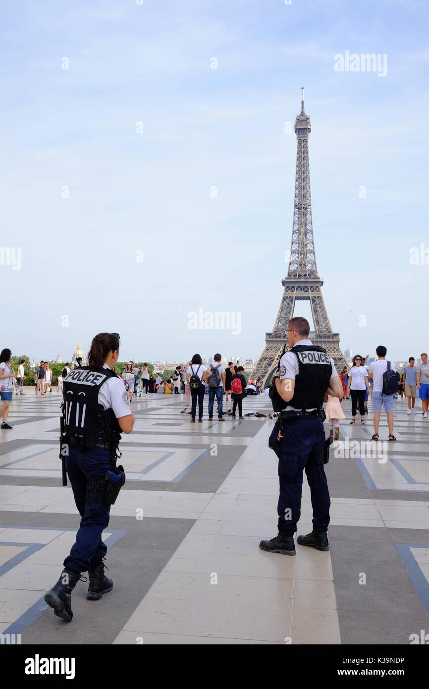 La police française armés patrouillent dans les rues de Paris et la Tour Eiffel en réponse à l'alerte terroriste en France, la protection des sites touristiques et attractions touristiques Banque D'Images