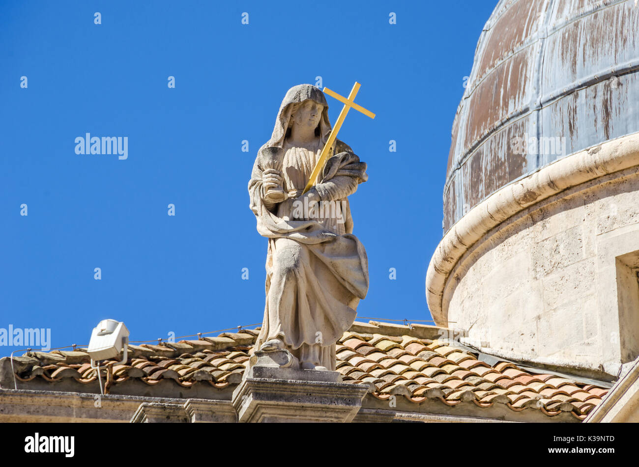 Statue de personnifications de foi sur le dessus de la façade de l'église baroque de Saint Blaise dans la vieille ville de Dubrovnik. Banque D'Images