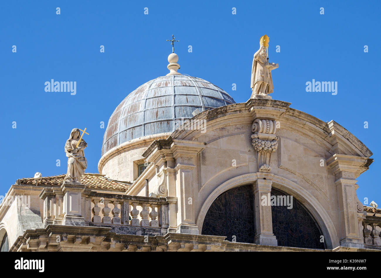 Haut de la façade de l'église baroque de Saint Blaise dans la vieille ville de Dubrovnik avec la statue de Saint Blaise, le saint patron de la ville, et un par Banque D'Images