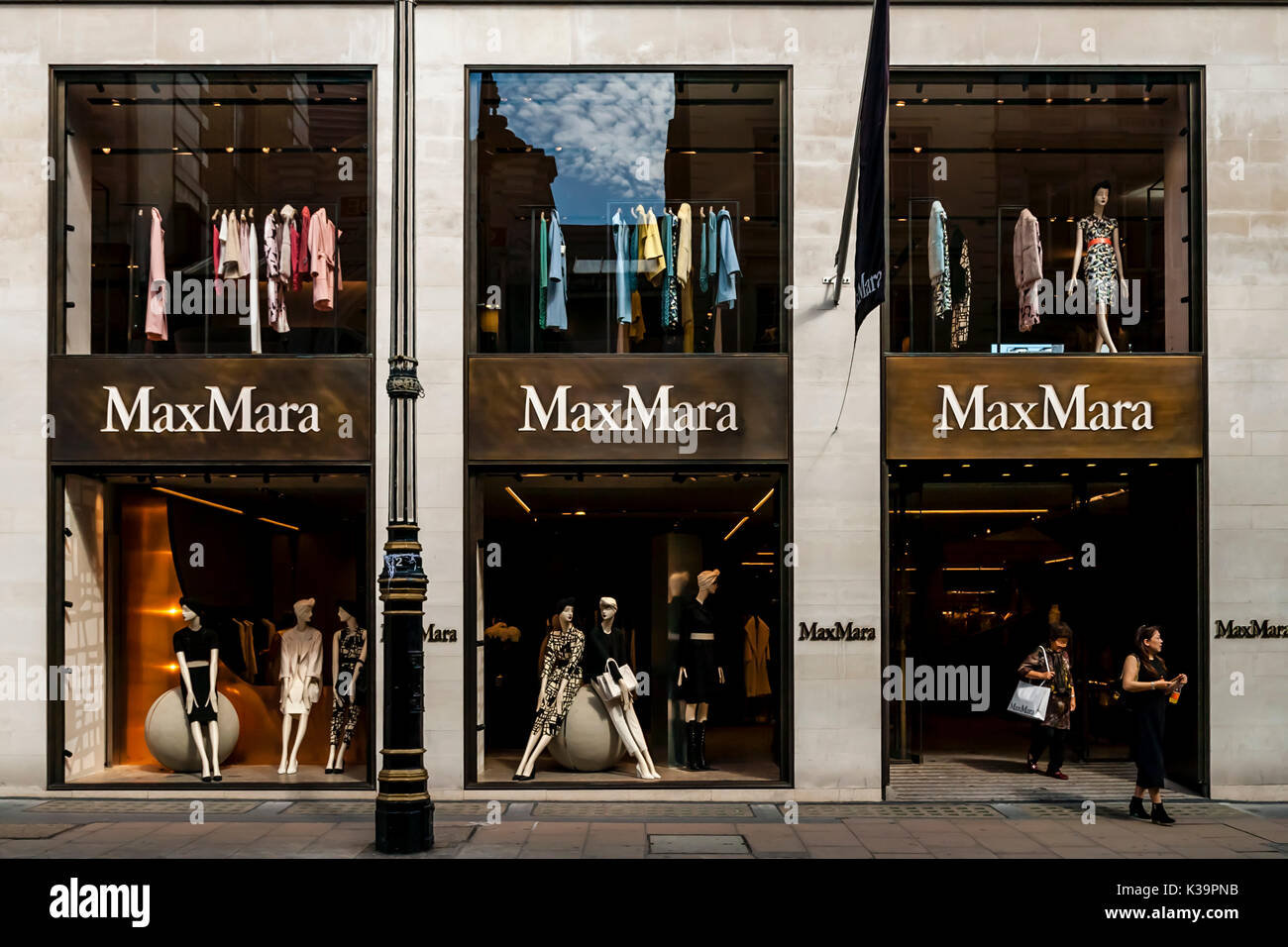 Magasin de vêtements MaxMara, Old Bond Street, Londres, UK Banque D'Images