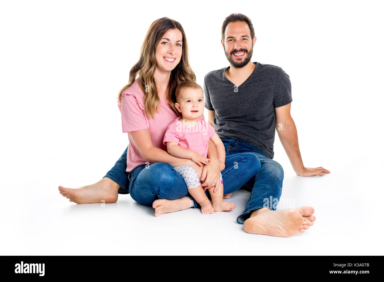 Photo de l'heureux jeune famille avec petits enfants assis sur le plancher Banque D'Images