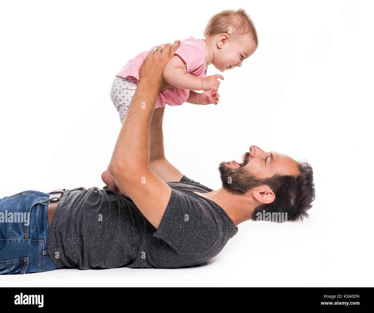 Jeune père de famille et sa fille embrassant et rire. isolés contre fond blanc Banque D'Images