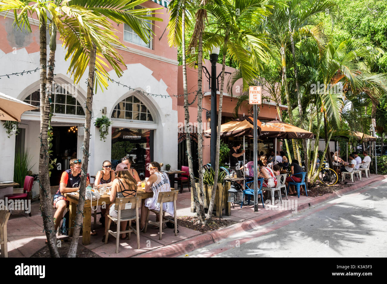 Miami Beach Florida, Espanola Way, rue historique, Ciclovia, festival de vélo de rue, vélos, fermeture temporaire de rue, restaurant restaurants cuisine restaurants ca Banque D'Images
