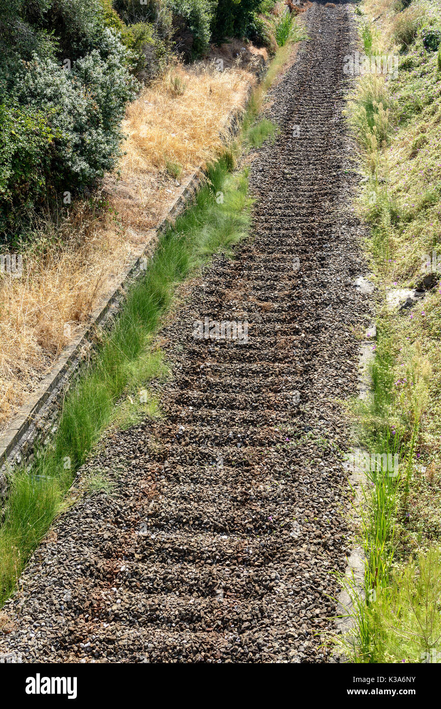 chemin de fer avec rochers massifs de rails de train sans voies Banque D'Images