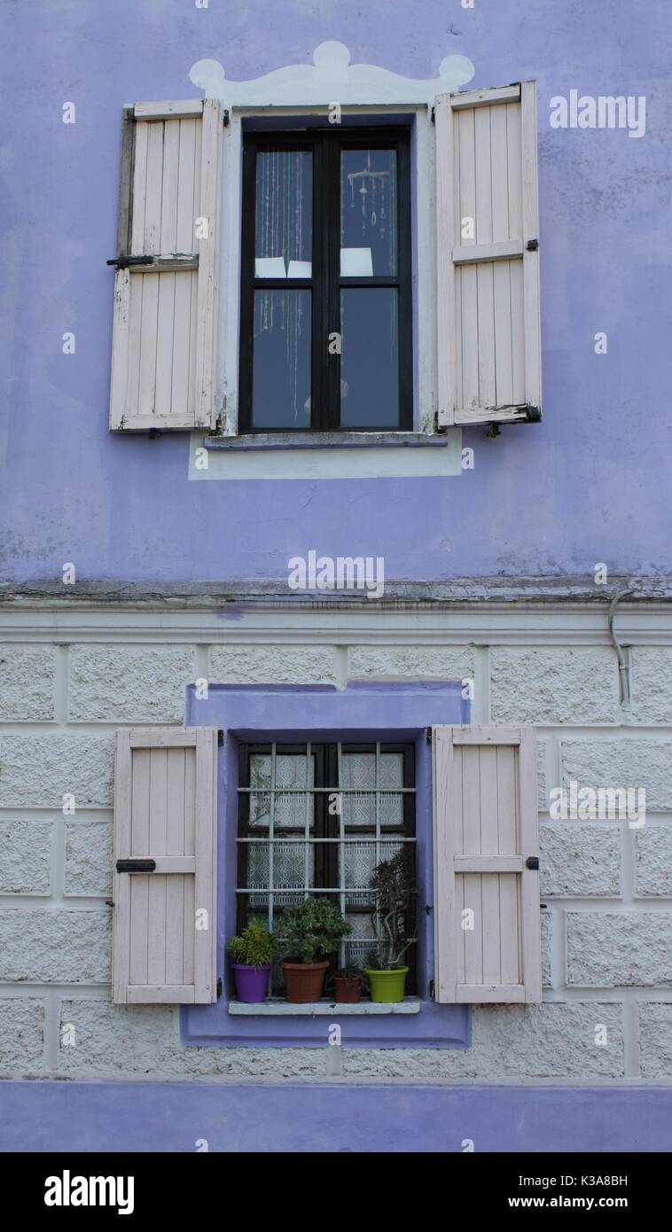 Les fenêtres de la maison bleue et maison blanche sur la colline (3) Banque D'Images