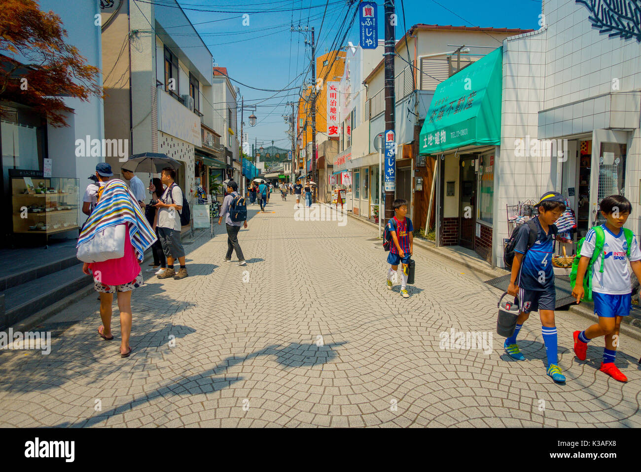 TOKYO, JAPON - 28 juin 2017 : des personnes non identifiées, marche à Komachi-dori, à Kamakura à Tokyo au Japon, une rue élégante dans l'ancienne ville de Kamakura avec restaurants et magasins à la mode Historique Banque D'Images