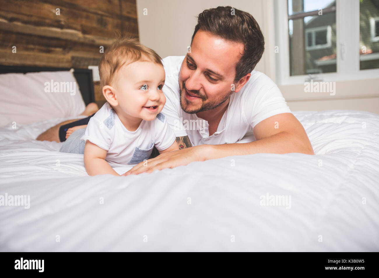 Portrait d'un père avec son bébé de neuf mois Banque D'Images