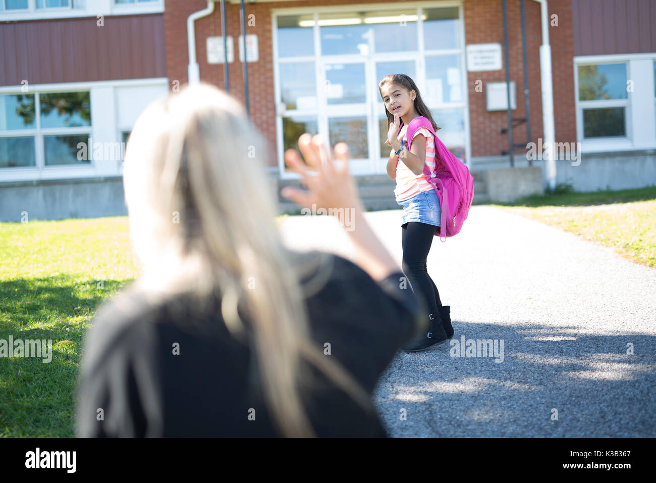 Mère fille dit au revoir pour la journée Banque D'Images