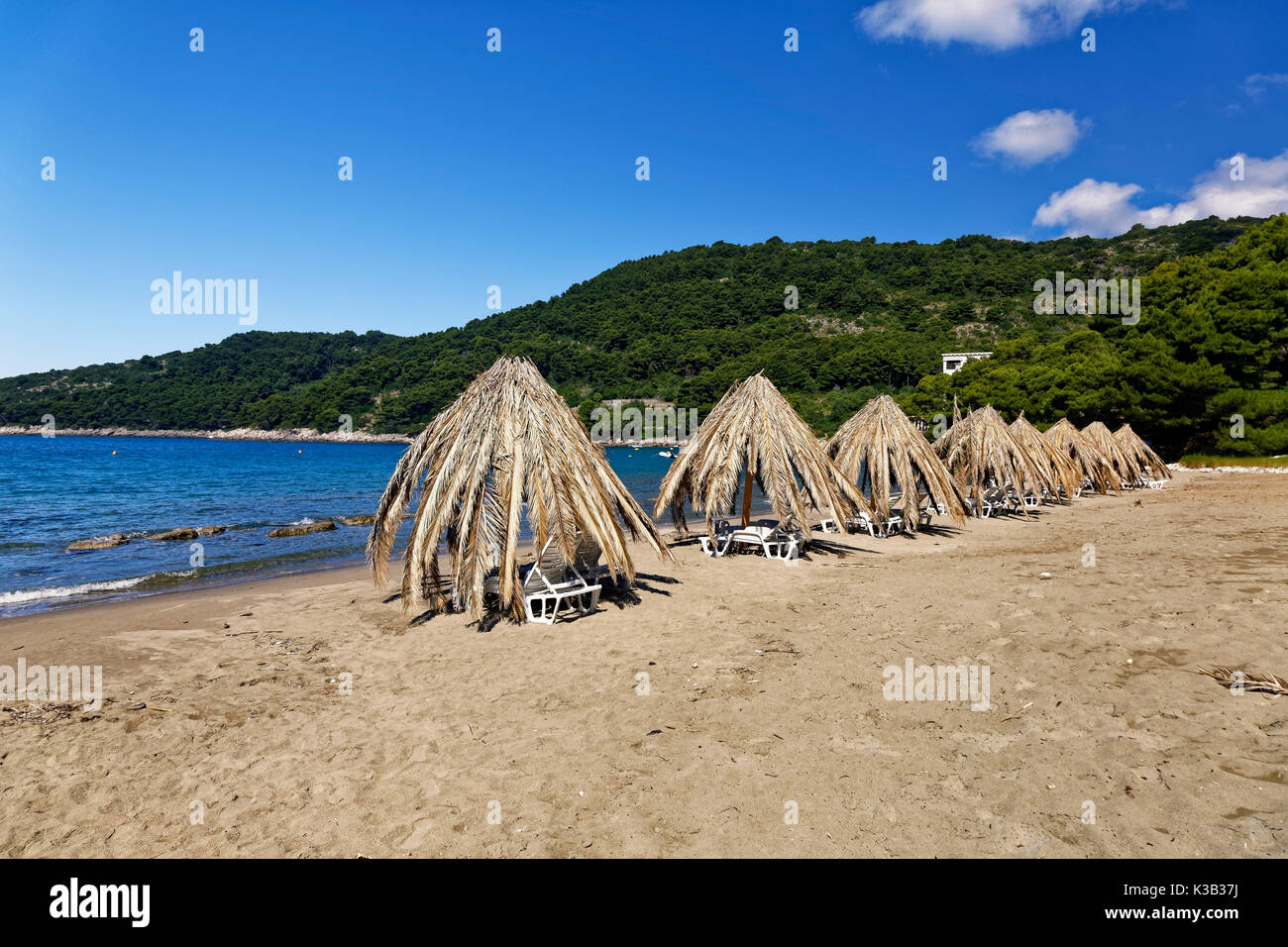 Des parasols à la plage de sable fin à saplunara, île de Mljet, Dubrovnik neretva-, Dalmatie, Croatie Banque D'Images