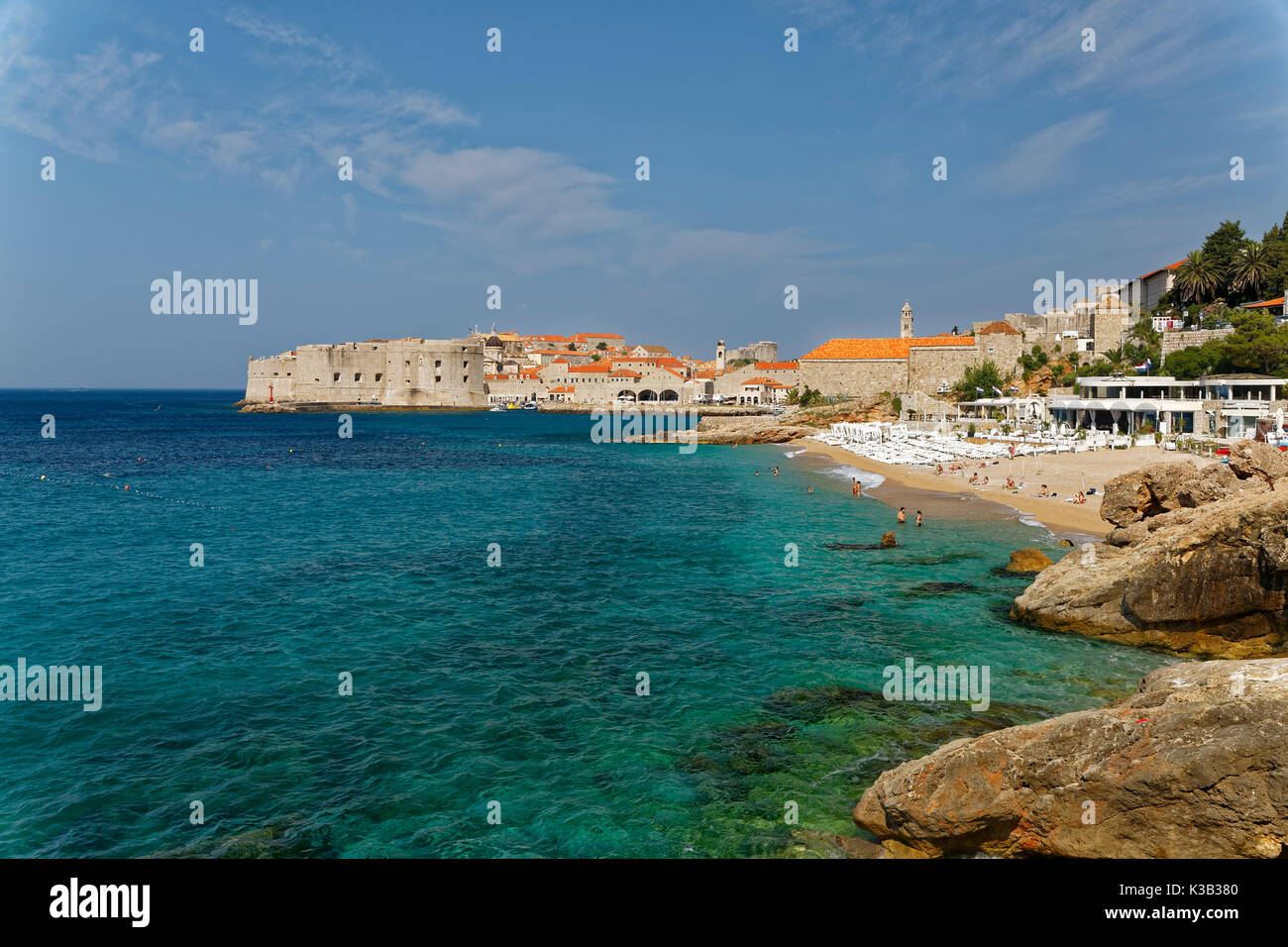 Vue sur la vieille ville et du mur de la ville de Dubrovnik, l'UNESCO patrimoine culturel mondial, le sud de l'Istrie, la Dalmatie, côte adriatique Banque D'Images