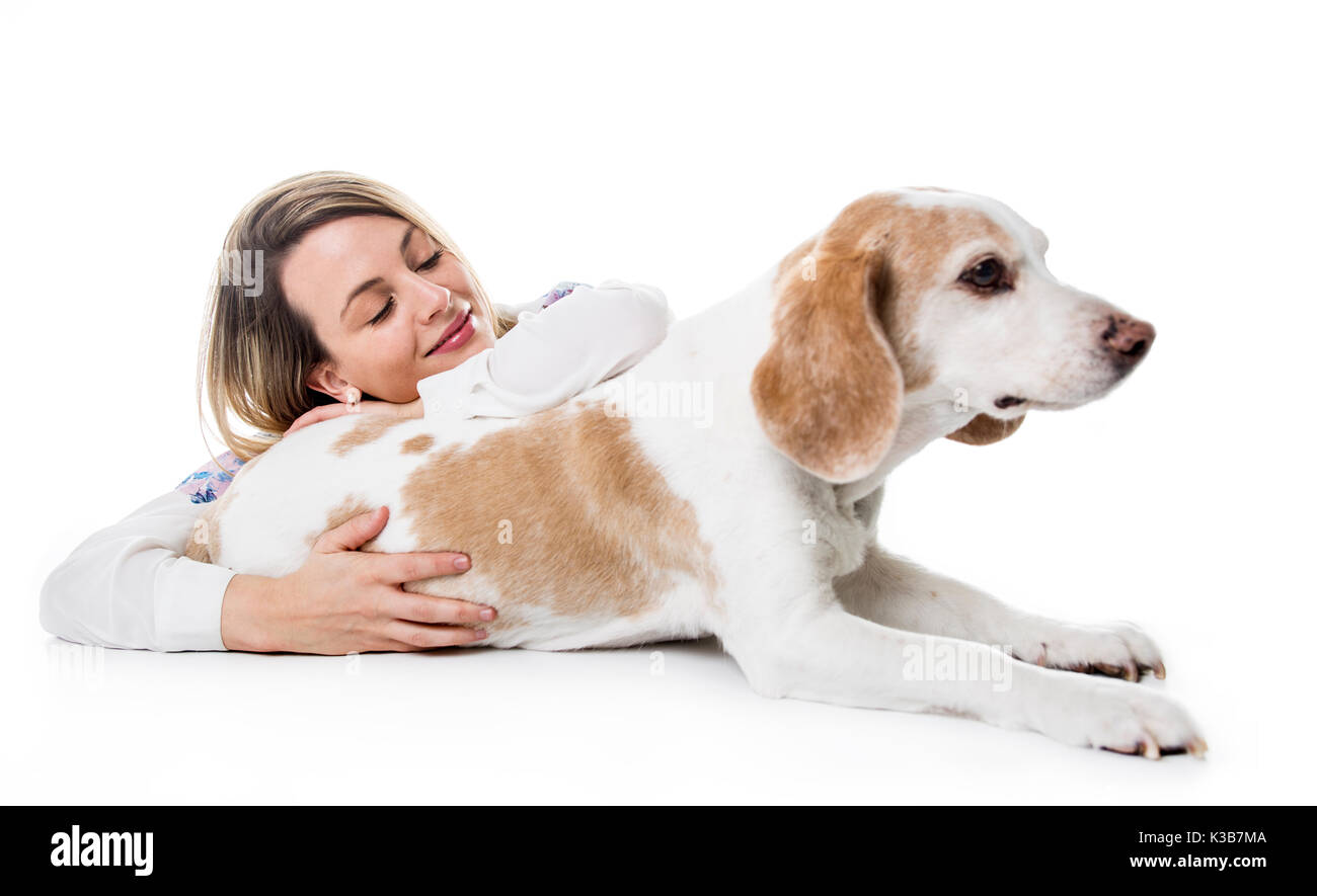 Femme avec chien posent en studio - isolé sur fond blanc Banque D'Images