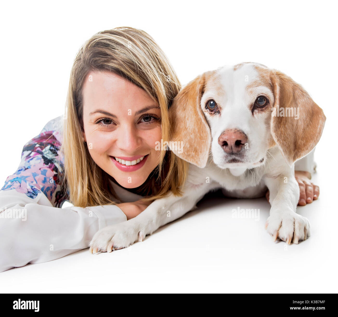 Femme avec chien posent en studio - isolé sur fond blanc Banque D'Images