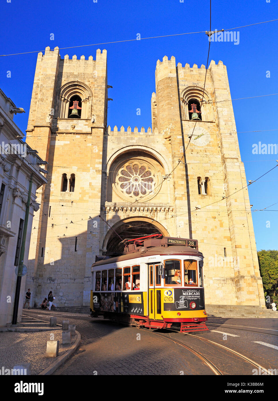 Lisbonne, PORTUGAL - Juillet 05, 2017 : célèbre tramway jaune courir devant se Cathédrale de Lisbonne, Portugal. Banque D'Images