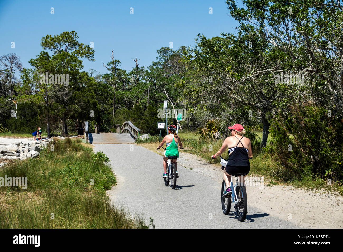 Géorgie,Jekyll Island,barrière île,sentier,Clam Creek Water Picnic Area,piste cyclable,sentier,adulte femme femme femme femme dame,amis,vélo,ridin Banque D'Images