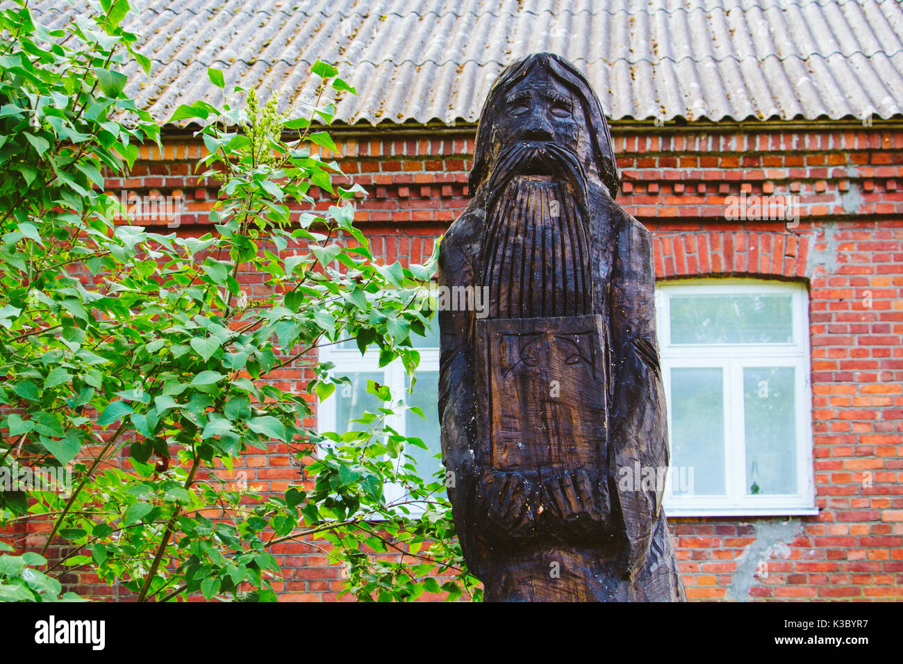 Vieille religion statue sculptée en bois dans l'Est de l'Estonie, près du lac Peipus (Peipsi) Banque D'Images