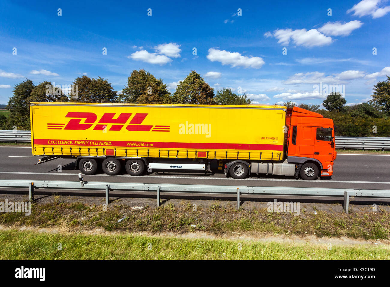 Remorque de camion DHL sur autoroute, camion de service de livraison DHL, camion de République tchèque Europe sur route Banque D'Images