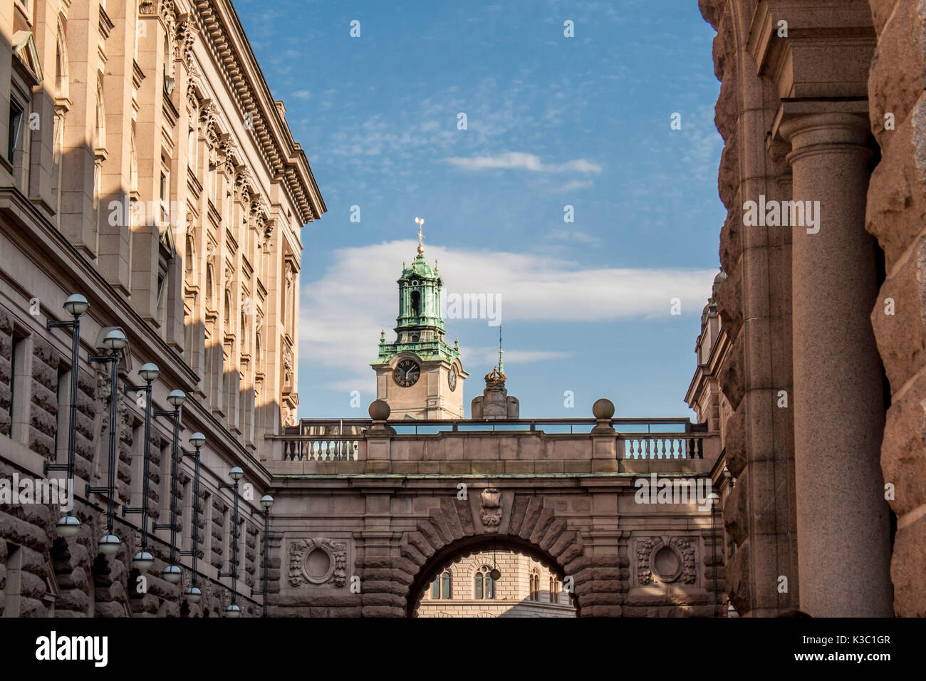 Tour de l'horloge église Storkyrkan vu de la cour du parlement suédois à Stockholm en Suède Banque D'Images