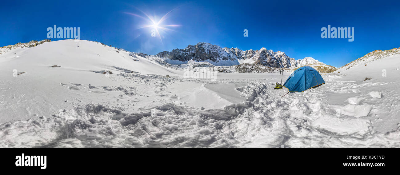 Blue tente dans les sommets enneigés des montagnes. panorama cylindrique 360. Banque D'Images