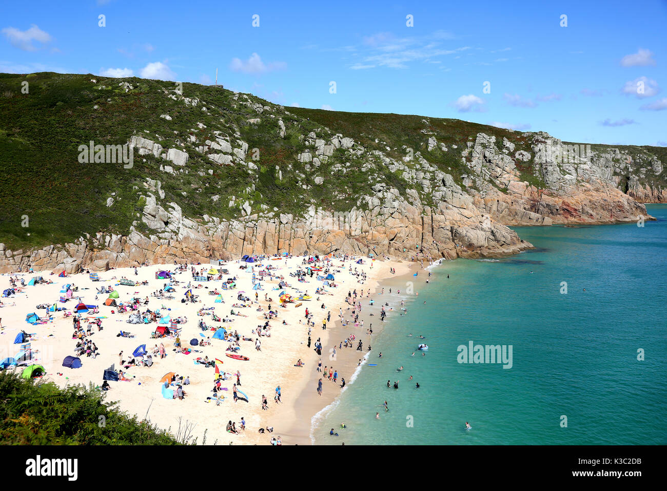 La magnifique vue de plage de Porthcurno à West Cornwall, une oasis de beauté naturelle. Banque D'Images