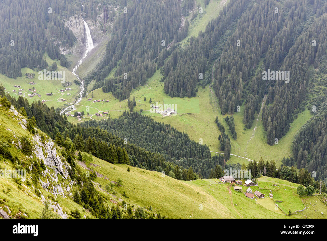 Beau paysage alpin près du col du Klausen dans les Alpes Suisses Banque D'Images
