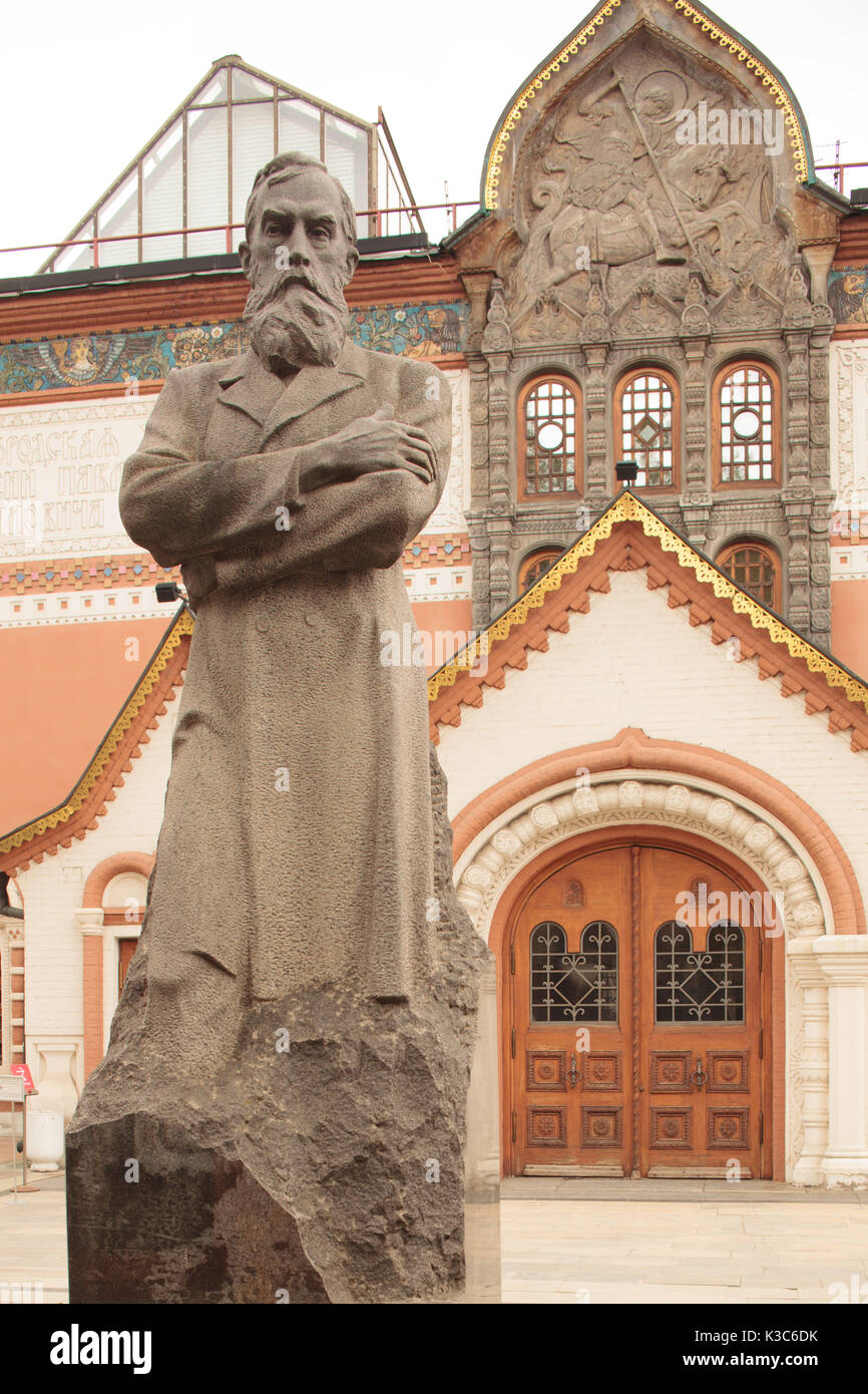 Statue de Pavel Tretiakov businessman russe, patron de l'art, collectionneur et mécène, en face de la Galerie nationale Tretiakov Banque D'Images