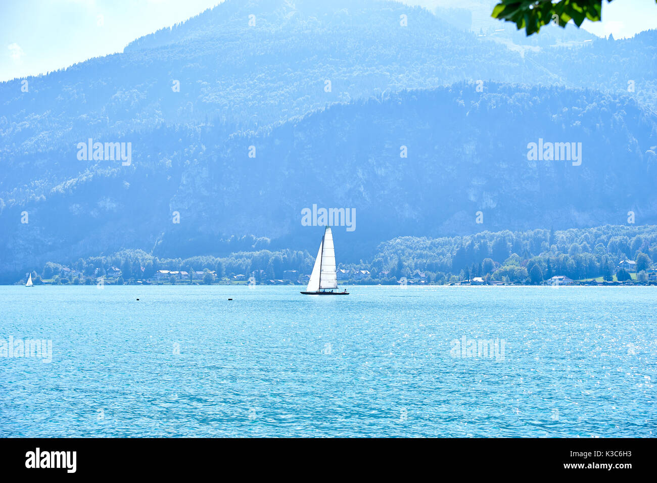 Lac, voilier et les montagnes Banque D'Images