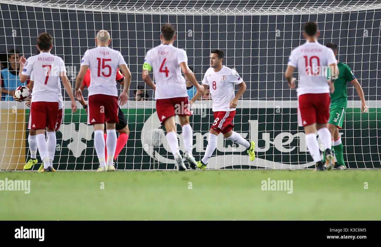 Valeri Kazaishvili de la Géorgie (centre) célèbre marquant son but premier du côté du jeu pendant la Coupe du Monde FIFA 2018, GROUPE D match de qualification au stade Boris Paichadze, Tbilissi. Banque D'Images