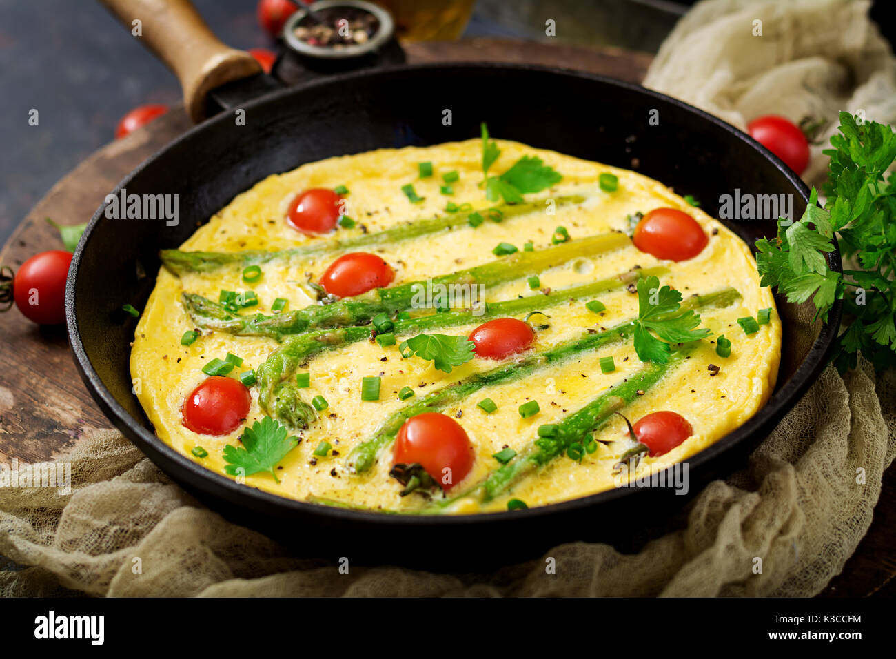 Omelette (omelette) avec les tomates, les asperges et les oignons verts Banque D'Images
