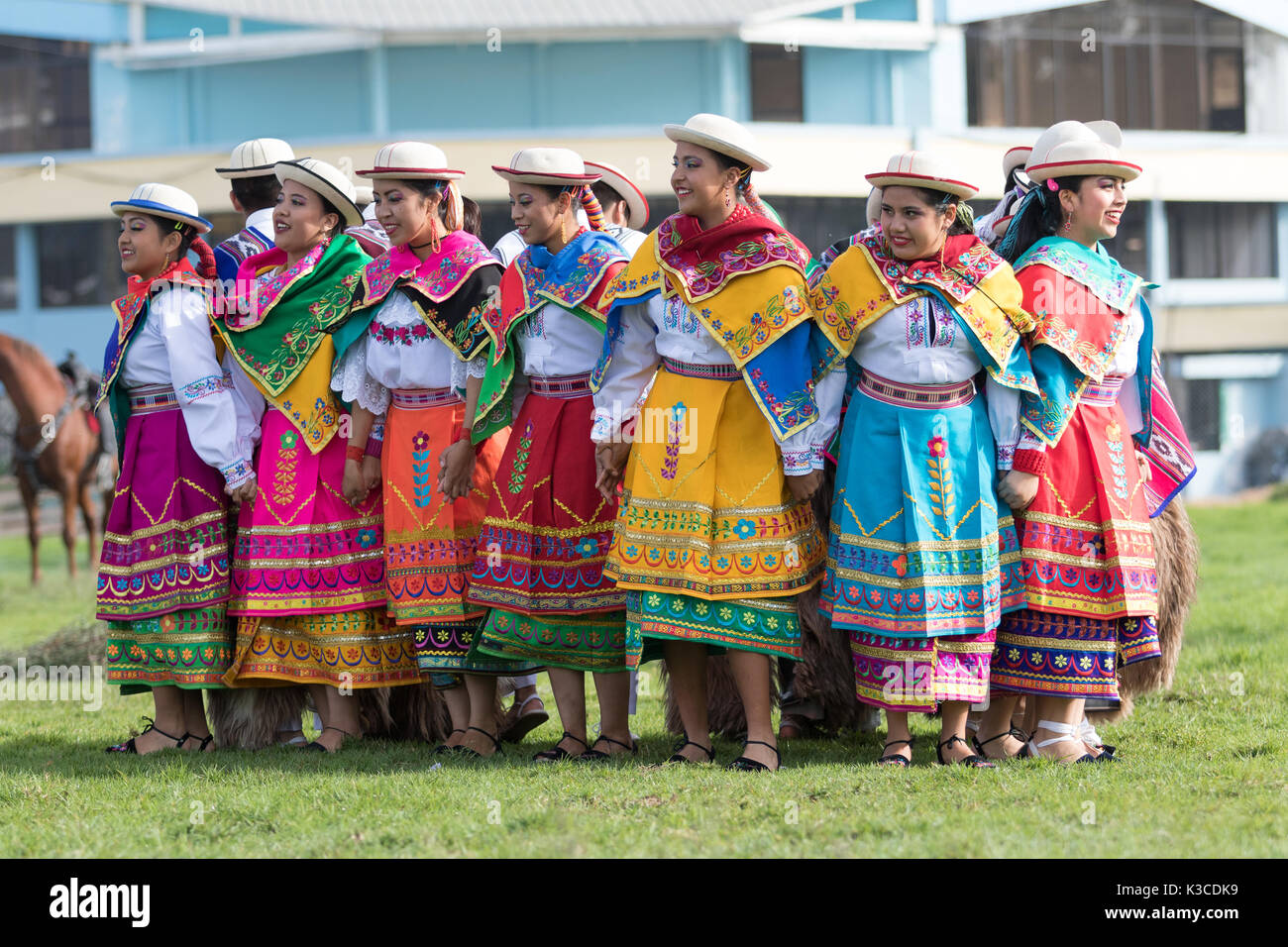 27 mai 2017, l'Équateur Sangolqui : les femmes quechua en costumes traditionnels colorés des danses que l'ouverture d'un événement rodéo rural Banque D'Images