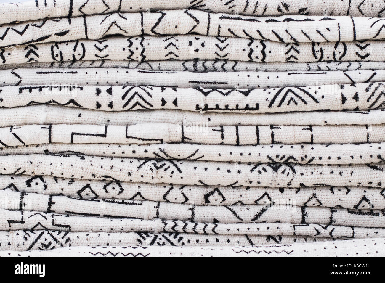 African Textiles at a market stall avec motifs noir et blanc sur tissu tissé à la main par une femme de Ghana Banque D'Images