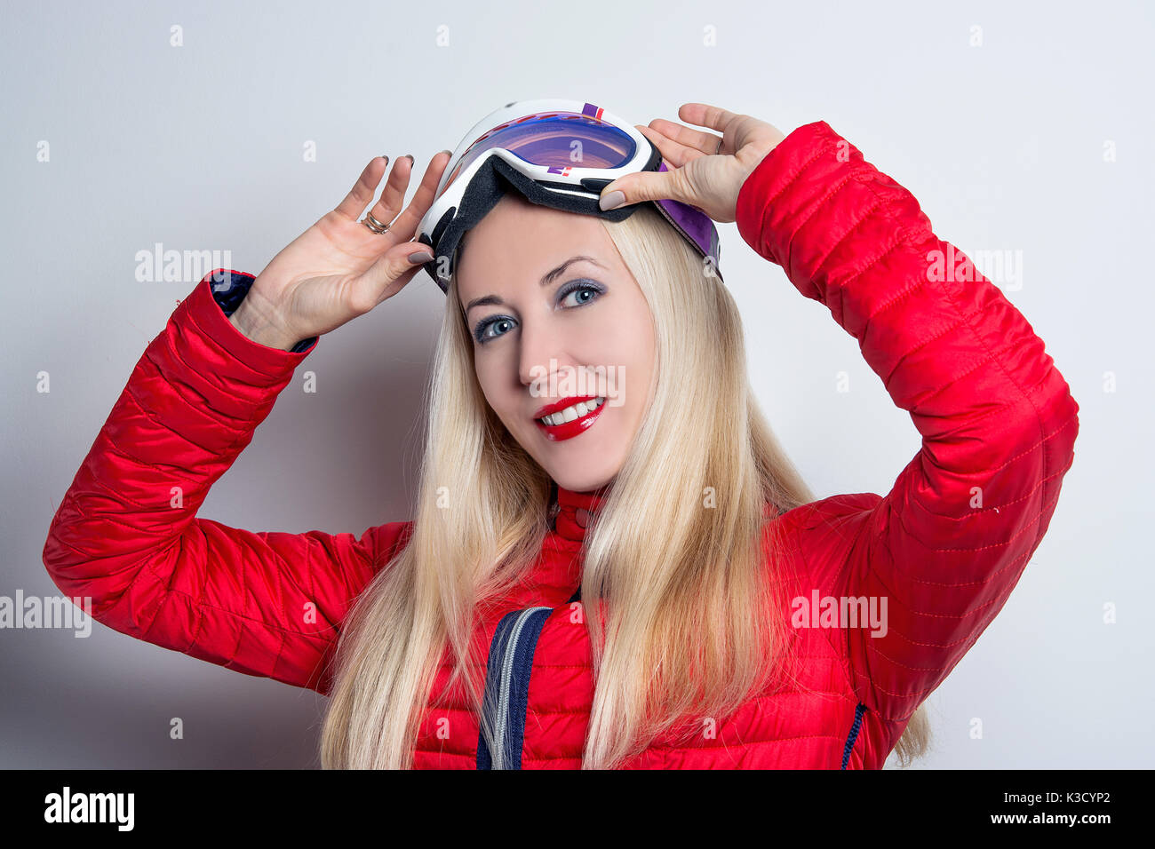 Skieur dans lunettes et un chapeau Banque D'Images