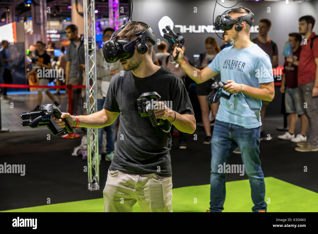 La gamescom, le plus grand salon de jeux vidéo et informatiques, à Cologne, en Allemagne, les jeux de réalité virtuelle, l'utilisation des visiteurs casque de réalité virtuelle Banque D'Images