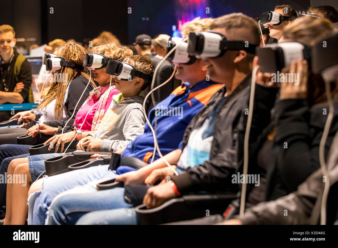 La gamescom, le plus grand salon de jeux vidéo et informatiques, à Cologne, en Allemagne, les jeux de réalité virtuelle, l'utilisation des visiteurs casque de réalité virtuelle Banque D'Images