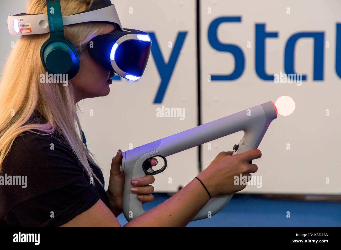 La gamescom, le plus grand salon de jeux vidéo et informatiques, à Cologne, en Allemagne, les jeux de réalité virtuelle, l'utilisation des visiteurs casque de réalité virtuelle Banque D'Images