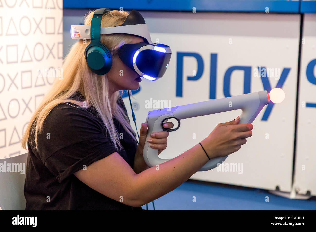 La gamescom, le plus grand salon de jeux vidéo et informatiques, à Cologne, en Allemagne, les jeux de réalité virtuelle, l'utilisation des visiteurs casque de réalité virtuelle Banque D'Images