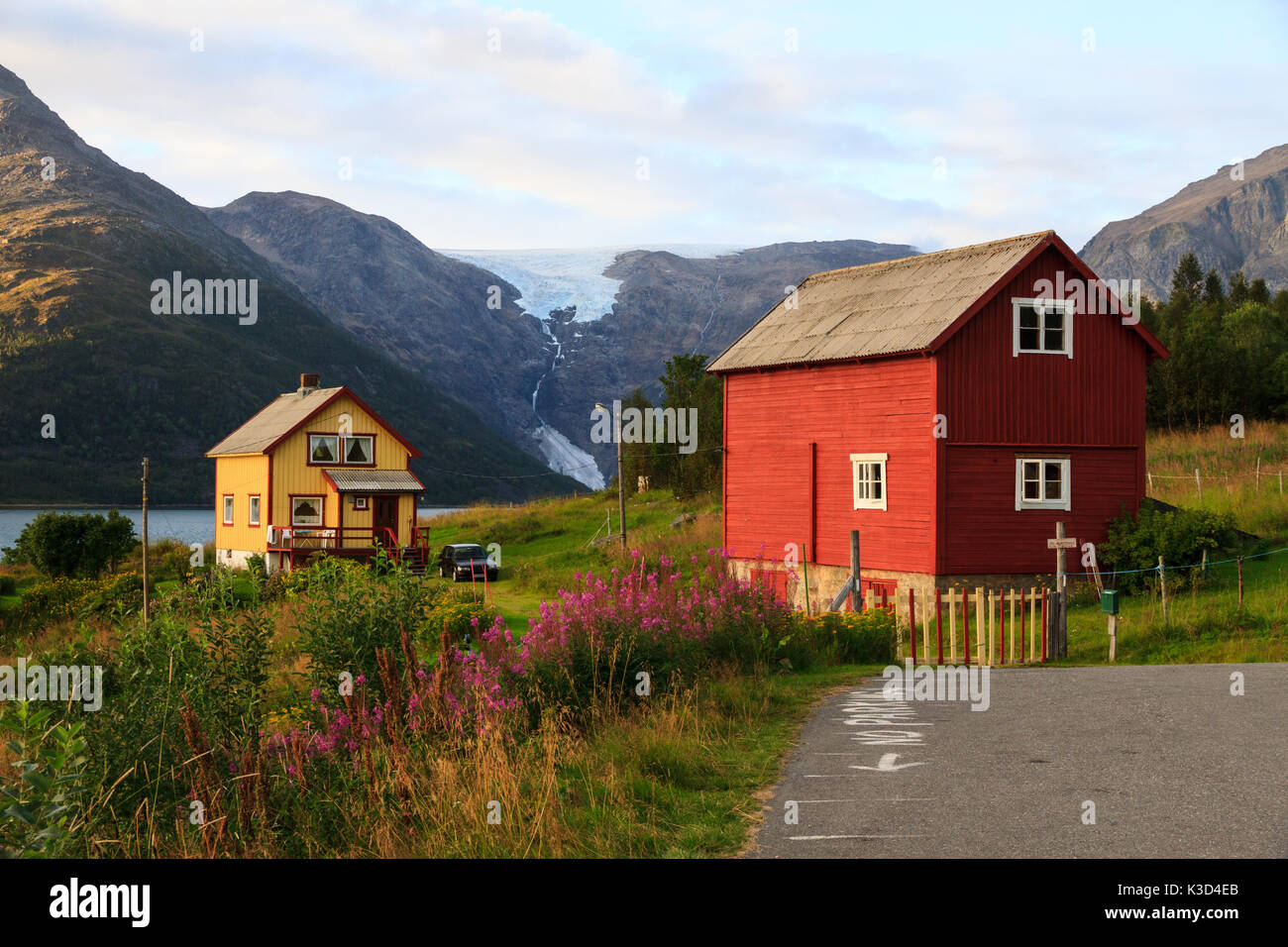 Maisons traditionnelle norvégienne à côté d'jokelfjord avec un glacier suspendu dans le fjord de mise bas ci-dessous Banque D'Images