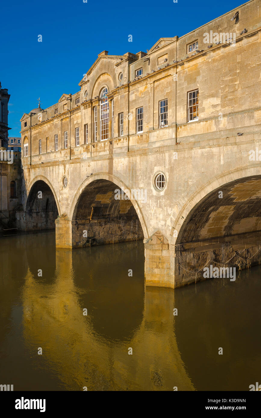 UK-ville de Bath, vue sur le Pont Pulteney sur la rivière Avon dans la ville de Bath, Somerset, Royaume-Uni. Banque D'Images