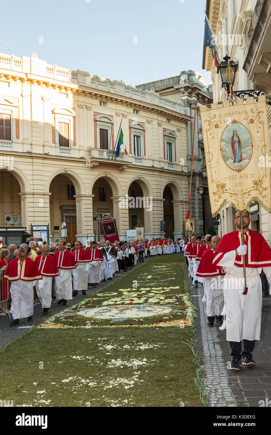 Chieti, Italie - 18 juin 2017 : des prêtres dans la procession religieuse du Corpus Domini avec tapis en Chieti Banque D'Images
