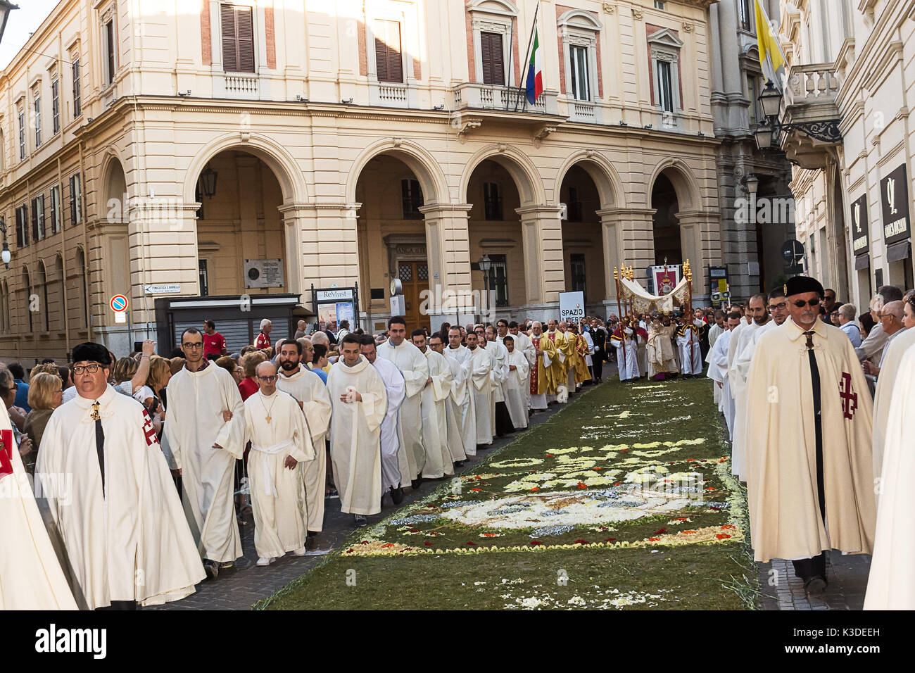 Chieti, Italie - 18 juin 2017 : l'évêque et les prêtres dans la procession religieuse du Corpus Domini avec tapis en Chieti Banque D'Images