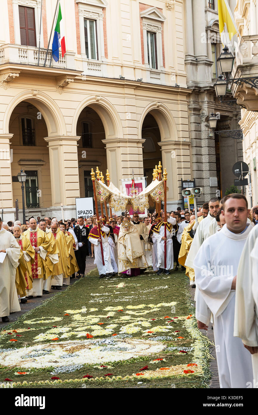Chieti, Italie - 18 juin 2017 : l'évêque et les prêtres dans la procession religieuse du Corpus Domini avec tapis en Chieti Banque D'Images