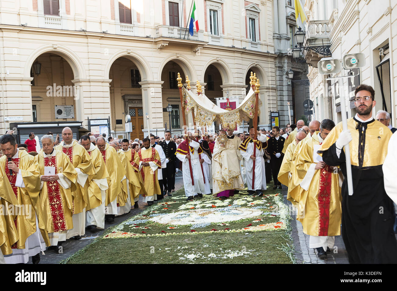 Chieti, Italie - 18 juin 2017 : l'évêque et les prêtres dans la procession religieuse du Corpus Domini avec tapis en Chieti Banque D'Images