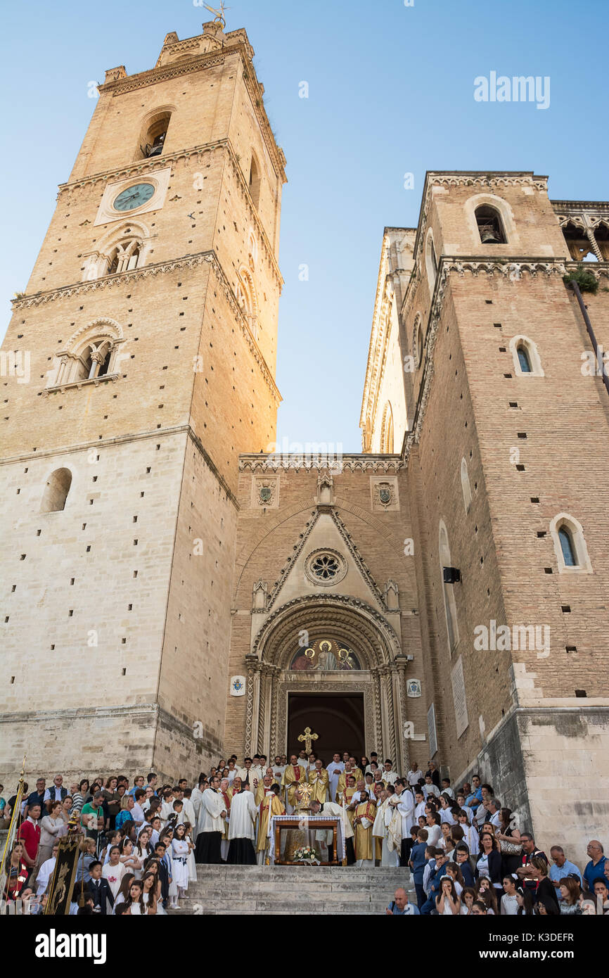Chieti, Italie - 18 juin 2017 : l'évêque donner la bénédiction de l'escalier de la cathédrale de Chieti aux participants Banque D'Images