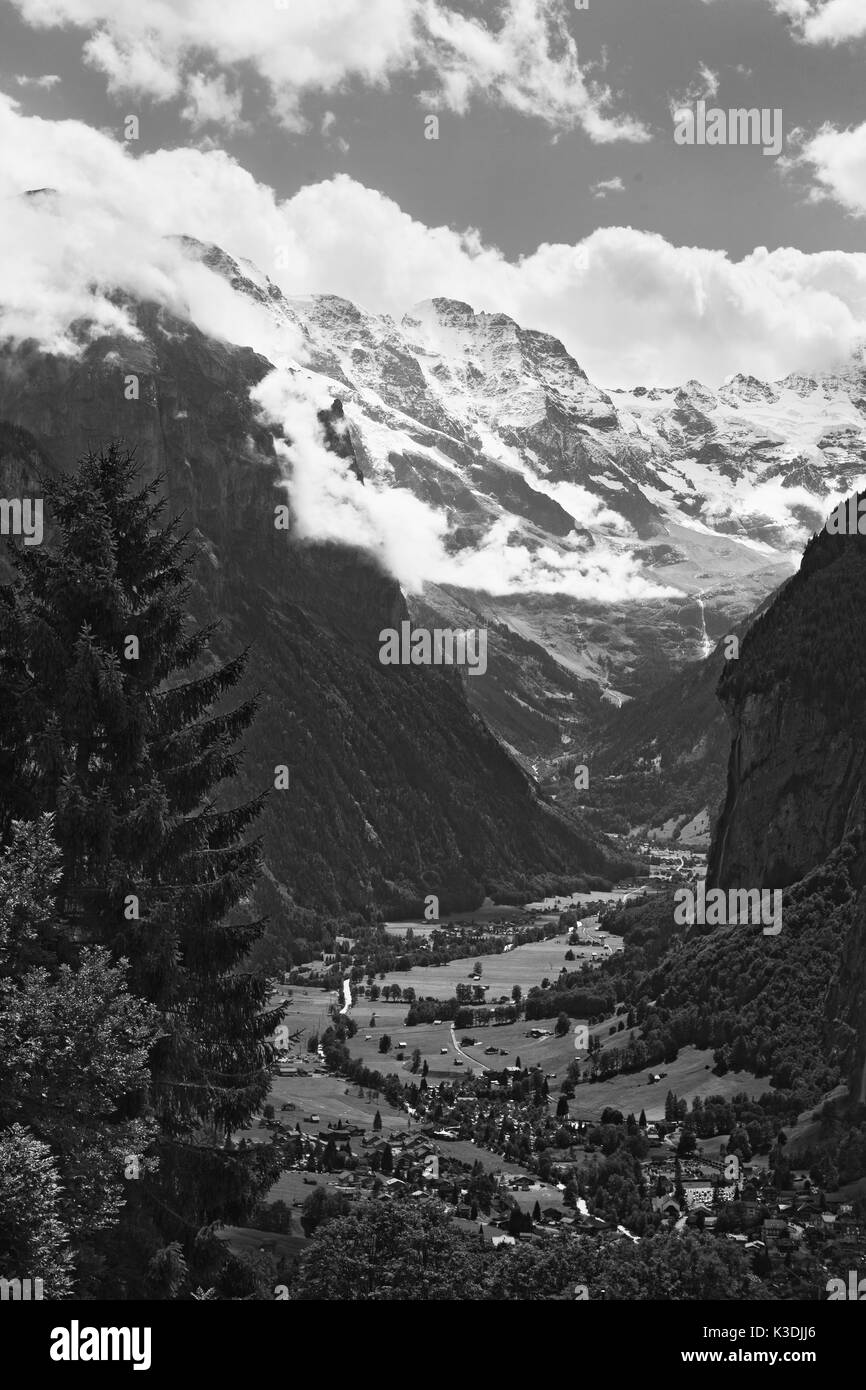 La spectaculaire vallée de Lauterbrunnen Lauterbrunnen avec le mur au milieu de la tête de la vallée, Oberland Bernois, Suisse : Noir et blanc Banque D'Images