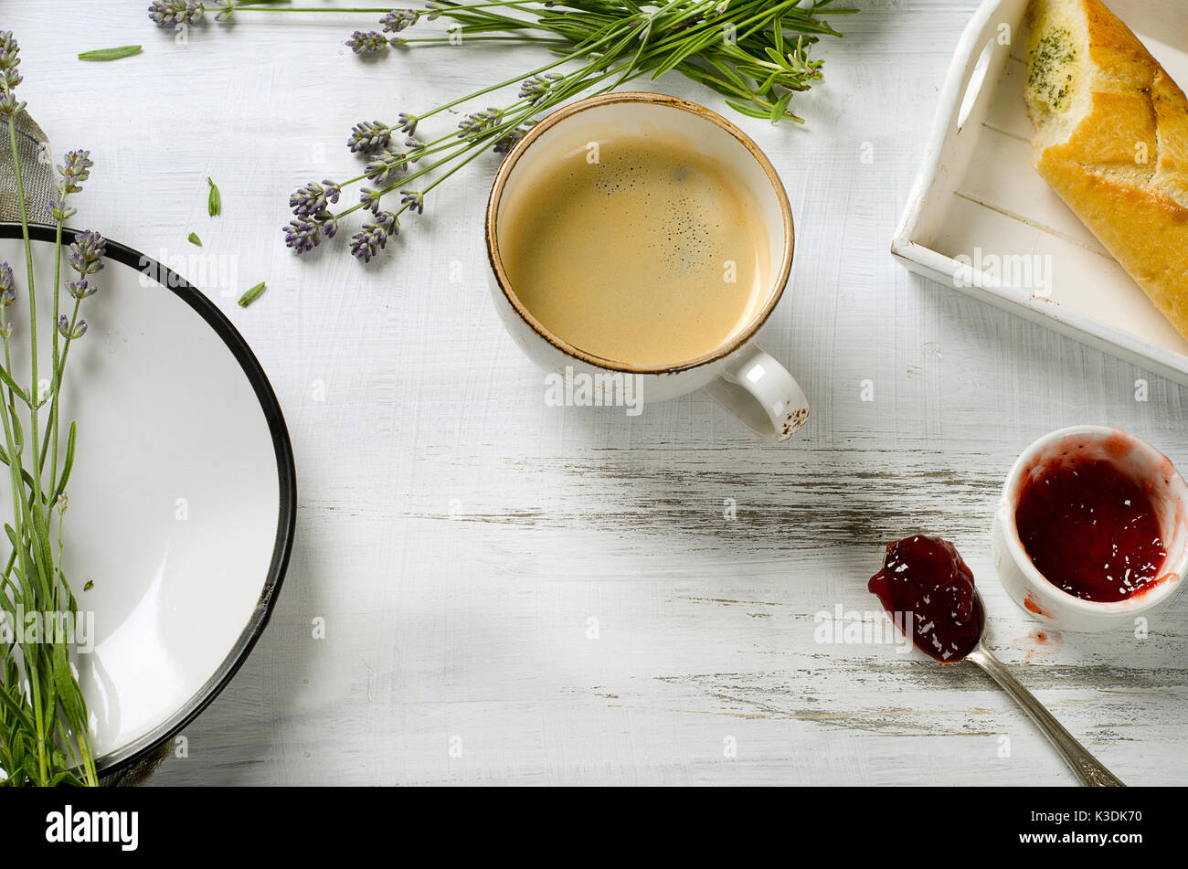 Le petit-déjeuner avec du café sur la table en bois blanc. Kinfolk Still Life Banque D'Images
