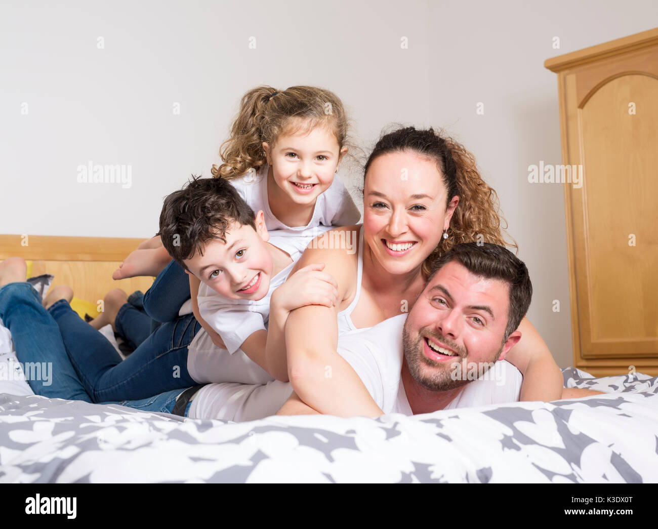 Famille, enfants et accueil concept - heureux en famille avec deux enfants de moins à la maison générale Banque D'Images