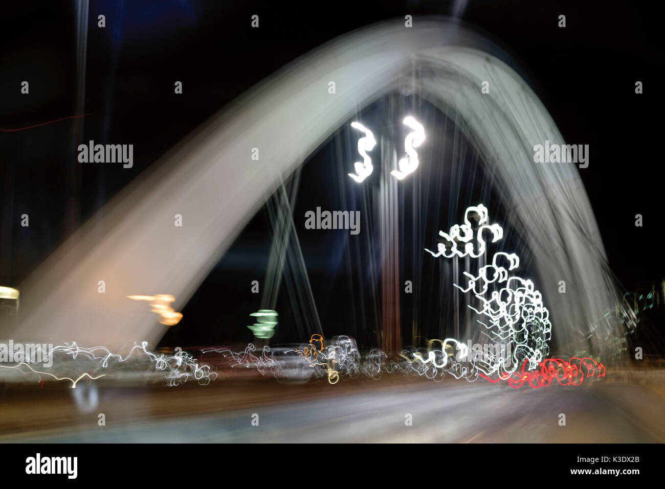 Le Brésil, le Brésil, la photographie créative de la nuit en arc pont Juscelino Kubitschek avec mouvements de la caméra, Banque D'Images